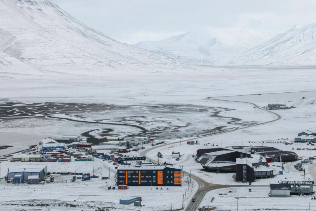 KOMPETANSE: Kunnskap fra Unis-miljøet prioriteres i regjeringens nye næringsstrategi for Svalbard. Her sees universitetssenteret til høyre, med utsikt videre innover i Adventdalen.