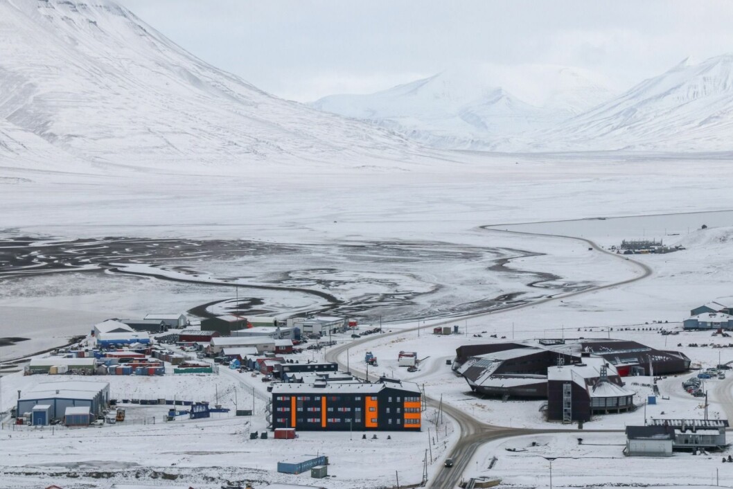 KOMPETANSE: Kunnskap fra Unis-miljøet prioriteres i regjeringens nye næringsstrategi for Svalbard. Her sees universitetssenteret til høyre, med utsikt videre innover i Adventdalen. KOMPETANSE: Kunnskap fra Unis-miljøet prioriteres i regjeringens nye næringsstrategi for Svalbard. Her sees universitetssenteret til høyre, med utsikt videre innover i Adventdalen.
