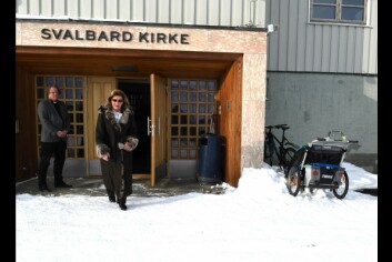 Dronning Sonja på vei ut av Svalbard Kirke etter møtet med de etterlatte og berørte etter skredhendelsene i 2015 og februar i år. Sokneprest Leif Magne Helgesen bak.