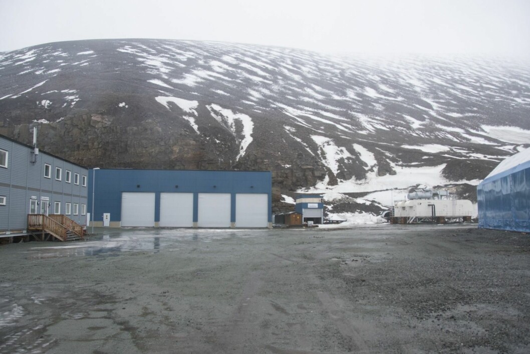 The entrance to the Lunckefjell mine. There are 14 million tons of high grade coal left here and in Svea. Store Norske is making a case for restarting mining operations. The entrance to the Lunckefjell mine. There are 14 million tons of high grade coal left here and in Svea. Store Norske is making a case for restarting mining operations.