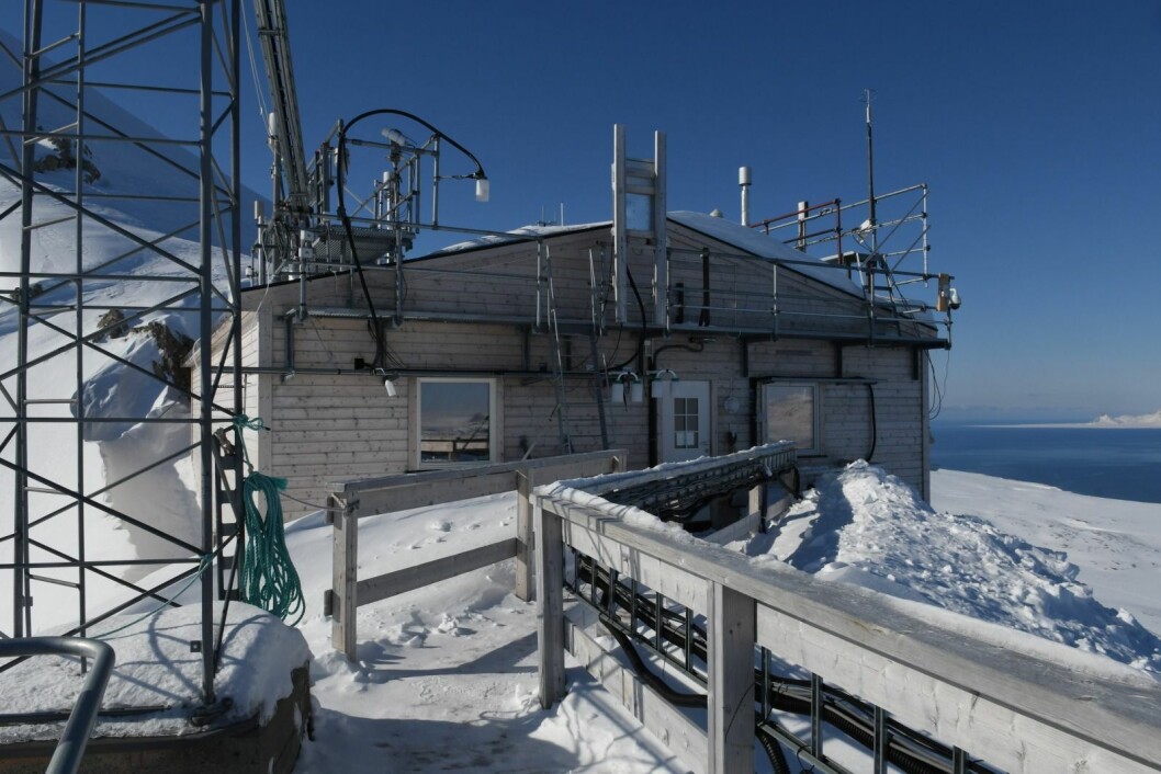 Her på Zeppelinobservatoriet i Ny-Ålesund er de nye gassene påvist i luftprøver. Her på Zeppelinobservatoriet i Ny-Ålesund er de nye gassene påvist i luftprøver.