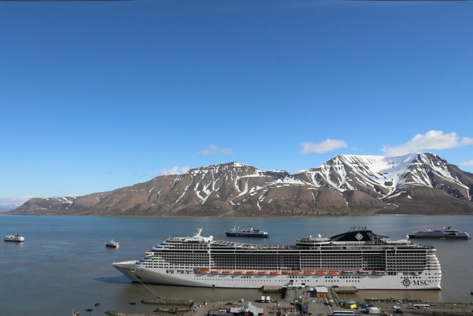 CRUISESKIP: Regjeringen varsler at de vil vurdere å innføre begrensninger for cruiseturismen. Bildet er fra sankthanshelgen i år, da over 5.000 cruiseturister besøkte Longyearbyen samtidig. CRUISESKIP: Regjeringen varsler at de vil vurdere å innføre begrensninger for cruiseturismen. Bildet er fra sankthanshelgen i år, da over 5.000 cruiseturister besøkte Longyearbyen samtidig.