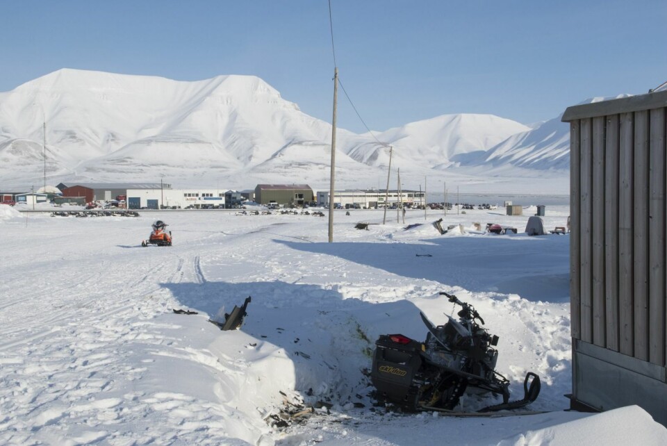 Snøskuteren kjørte fra parkeringsplassen utenfor Svalbard Snøscooterutleie, over veien og gangveien til den endte ferden her i trafostasjonen ved Vei 238.