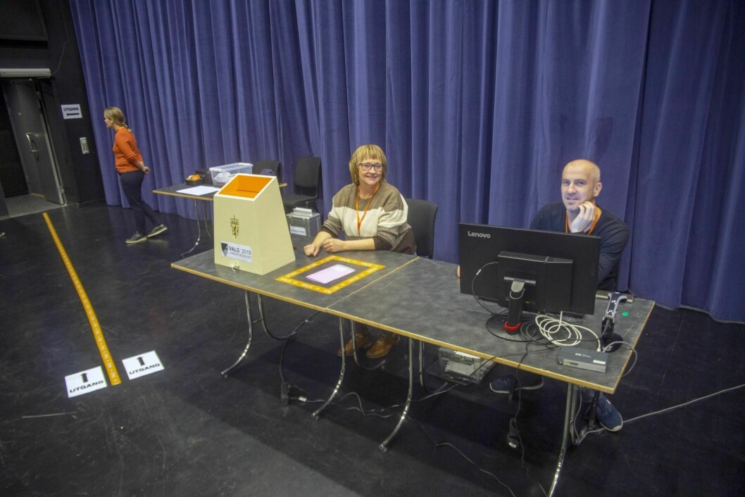 Grethe Svendsen og Tommy Pedersen har begynt å ta imot stemmer fra de over 1.700 stemmeberettigede ved lokalstyrevalget 2019.
