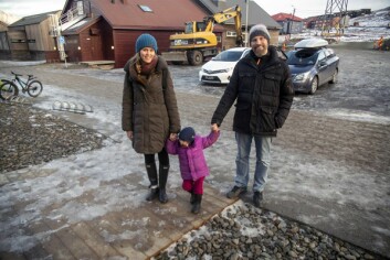 Liv Mari Schei og Trond Breen hadde med seg dattera Aurora da de gjorde sin borgerplikt på kulturhuset søndag.