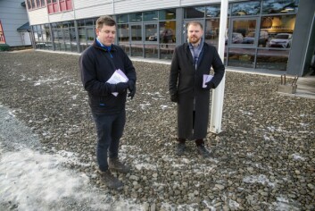 Mats Vadum Wilmann (t.v.) og Kjetil Figenschou fra Svalbard Høyre sto utenfor valglokalet og delte ut Høyres lister til de som ville ha.
