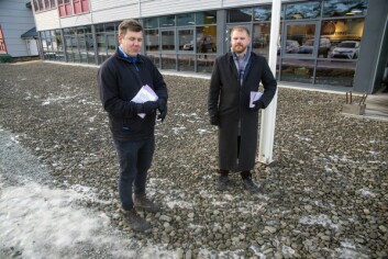 Mats Vadum Wilmann (t.v.) og Kjetil Figenschou fra Svalbard Høyre sto utenfor valglokalet og delte ut Høyres lister til de som ville ha. Mats Vadum Wilmann (t.v.) og Kjetil Figenschou fra Svalbard Høyre sto utenfor valglokalet og delte ut Høyres lister til de som ville ha.
