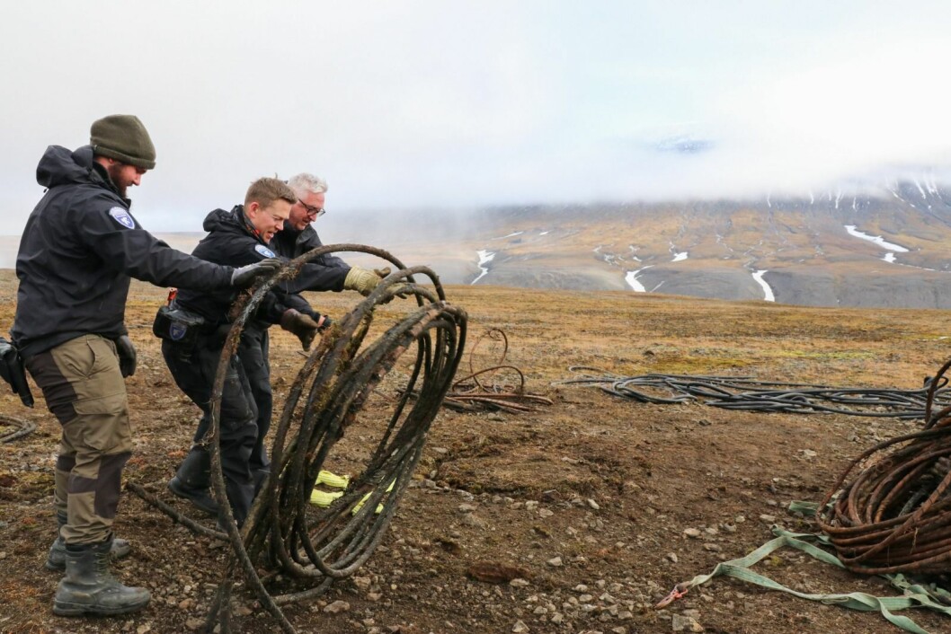 Trygve Røysland (f.v.), Paul Lutnæs og Terje Carlsen fikk seg en god treningsøkt med å fjerne skrot fra Fuglefjella. Trygve Røysland (f.v.), Paul Lutnæs og Terje Carlsen fikk seg en god treningsøkt med å fjerne skrot fra Fuglefjella.