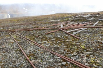 MENGDER: Selv om Sysselmannens folk har ryddet litt på Fuglefjella er det fortsatt mye igjen å ta av. MENGDER: Selv om Sysselmannens folk har ryddet litt på Fuglefjella er det fortsatt mye igjen å ta av.
