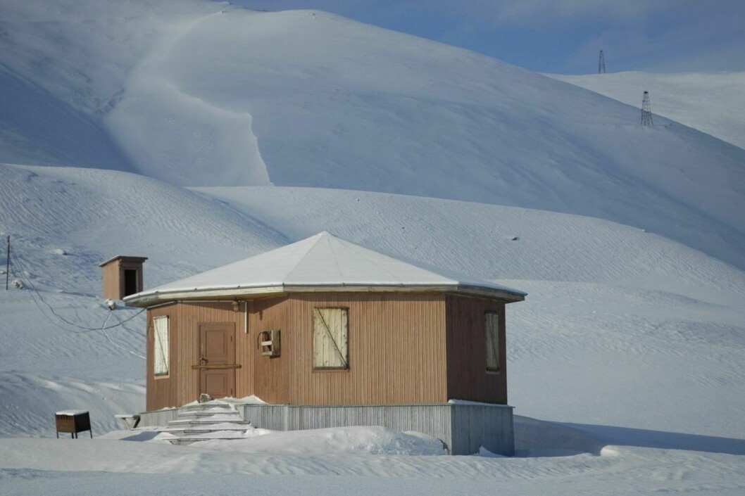 En av Trust Arktikugol sine hytter i nærheten av Pyramiden. Selskapet ønsker å få minst åtte av hyttene sine godkjent til bruk i næringssammenheng. Men det mangler fortsatt mye før Sysselmannen kan behandle søknadene.