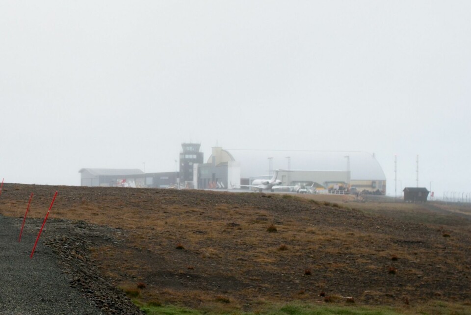 Svalbard lufthavn er dekket av tåke, noe som fører til store forsinkelser i flytrafikken.