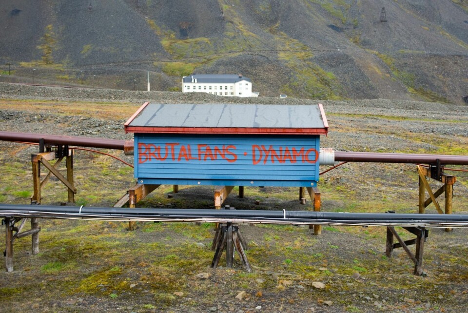 De blå bygningene skal uansett byttes ut, så det er uvisst om de vil bli malt opp igjen før det skjer.