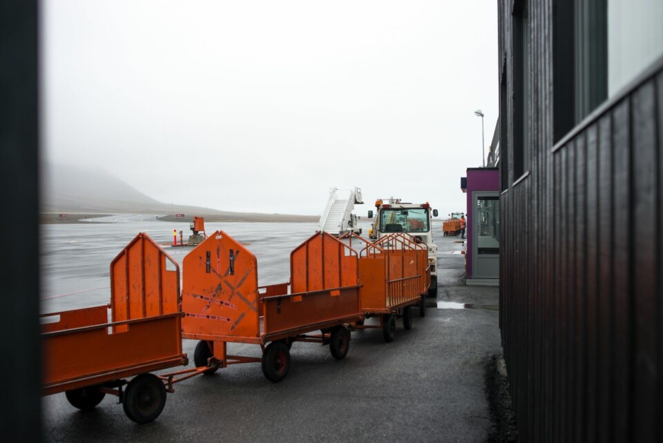 Tåka skaper store problemer på Svalbard lufthavn. På grunn av for dårlig vertikal sikt, sliter man med å få flyene til å lande.