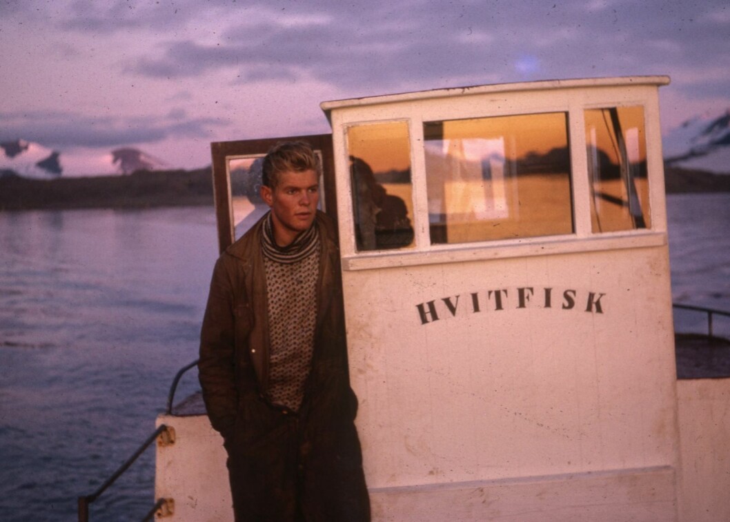 Etter fangstovervintringen på Edgeøya tok Per Johnson seg jobb i oljeleteselskapet «Norsk Polarnavigasjon», mens han ventet på at fangsten og han selv skulle fraktes til fastlandet sommeren 1965. Etter fangstovervintringen på Edgeøya tok Per Johnson seg jobb i oljeleteselskapet «Norsk Polarnavigasjon», mens han ventet på at fangsten og han selv skulle fraktes til fastlandet sommeren 1965.