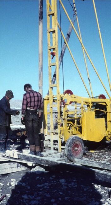 En borerigg som denne, ble brukt i Grønfjorden. Riggen bygget for å ta grunnprøver, men  ble brukt av polarnavigasjon i den første letingen. Dette bildet er fra selskapets leir i 1961.