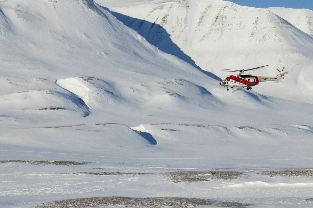 KOSTER: Nær 40 prosent av regjeringens statsbudsjett for Svalbard går til Sysselmanens helikoptertjenester og «Polarsyssel». På bildet er et helikopter på vei nedover Adventdalen sist vinter.