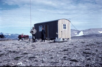 I en moelvenbrakke lik denne, bodde gjengen i Norsk Polarnavigasjon da Per Jonson hadde sommerjobb i 1965. Dette bildet er tatt av selskapets brakke på Kvadehuken fire år tidligere.