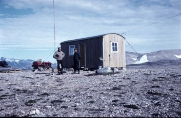 I en moelvenbrakke lik denne, bodde gjengen i Norsk Polarnavigasjon da Per Jonson hadde sommerjobb i 1965. Dette bildet er tatt av selskapets brakke på Kvadehuken fire år tidligere. I en moelvenbrakke lik denne, bodde gjengen i Norsk Polarnavigasjon da Per Jonson hadde sommerjobb i 1965. Dette bildet er tatt av selskapets brakke på Kvadehuken fire år tidligere.