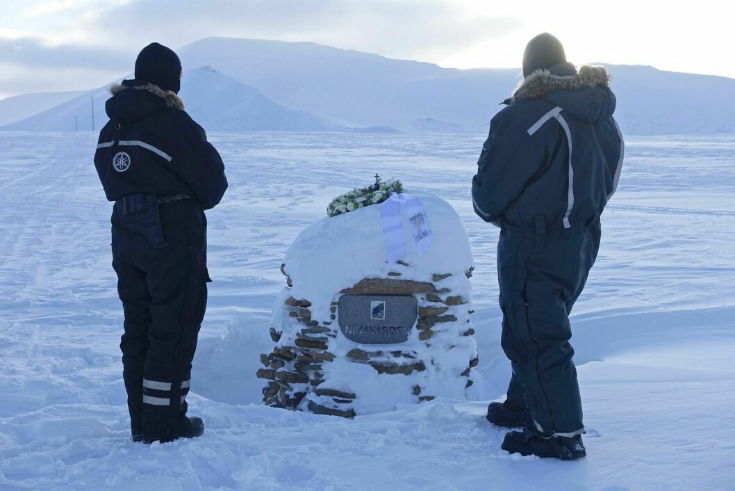 På årsdagen for da Nina Jeanette Olaussen ble drept legger Svalbard Kirke ned krans på Ninavarden. Til venstre, diakoniarbeider Torunn Sørensen og sokneprest Leif Magne Helgesen.