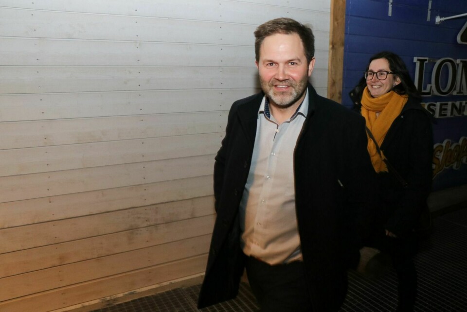 Arild Olsen (leder av valgstyret) og Elise Strømseng (Ap) ankommer valgvaken i sentrum. De kom med nyheten om valgresultatet.