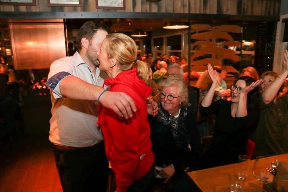 GRATULASJONER: Arild Olsen (Ap) mottar en seiersklem fra partifelle Merethe Stiberg mens resten av Ap-delegasjonen jubler over valgresultatet. GRATULASJONER: Arild Olsen (Ap) mottar en seiersklem fra partifelle Merethe Stiberg mens resten av Ap-delegasjonen jubler over valgresultatet.