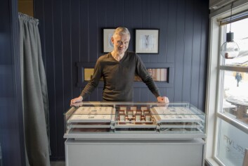 Morten Flygel bygger nå opp diamantnavnet i Gullgruva i Lompensenteret. Her ved monteret som har smykker han har designet selv. Morten Flygel bygger nå opp diamantnavnet i Gullgruva i Lompensenteret. Her ved monteret som har smykker han har designet selv.