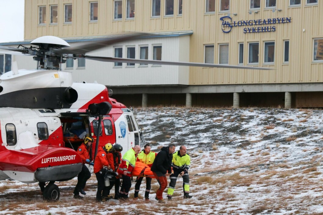 LØFTES: En av de to skadde fraktes inn til sykehuset idet de ankom med helikopter litt før klokka 14 tirsdag ettermiddag. LØFTES: En av de to skadde fraktes inn til sykehuset idet de ankom med helikopter litt før klokka 14 tirsdag ettermiddag.