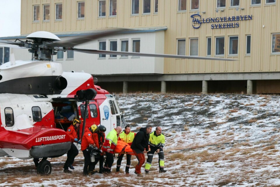 LØFTES: En av de to skadde fraktes inn til sykehuset idet de ankom med helikopter litt før klokka 14 tirsdag ettermiddag.