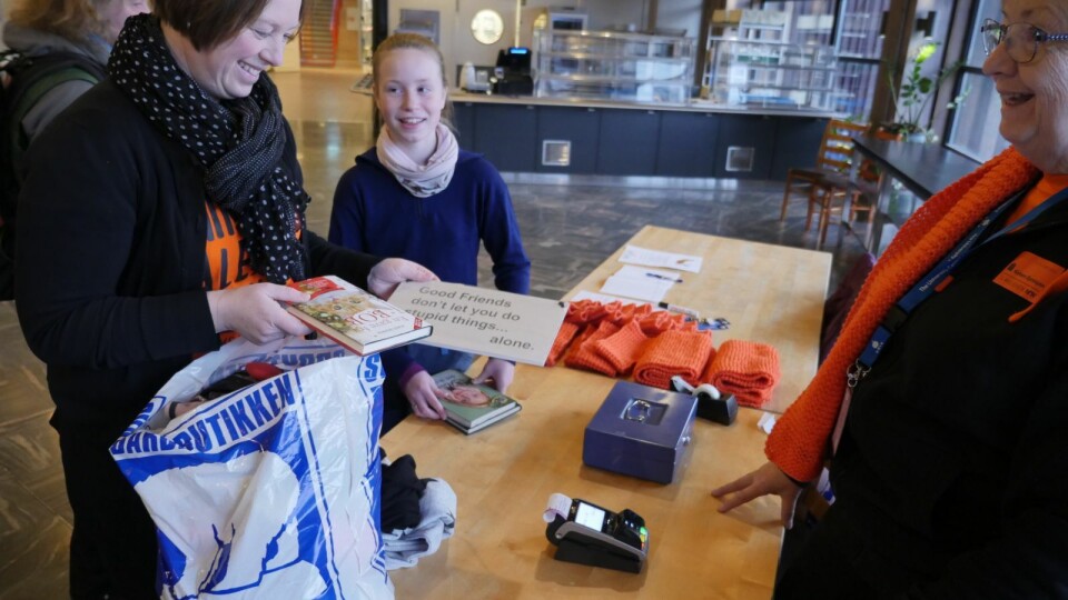 Cecilie Jenssen til venstre og datteren Åse benytter seg av posesalget søndag ettermiddag. Anne Lise Klungseth Sandvik ekspederer.