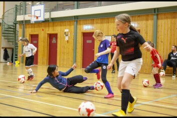 Carina Provido Hansen er en sklitaklende isbjørn som forsøker å ta ballen fra Ingeborg Oldernes Hoem. Nærmest kamera er Emma Leithe. Carina Provido Hansen er en sklitaklende isbjørn som forsøker å ta ballen fra Ingeborg Oldernes Hoem. Nærmest kamera er Emma Leithe.