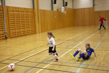 En rask Victoria Risstad smetter forbi Astrid Andersen, som slenger seg etter henne i et forsøk på å nå ballen. En rask Victoria Risstad smetter forbi Astrid Andersen, som slenger seg etter henne i et forsøk på å nå ballen.