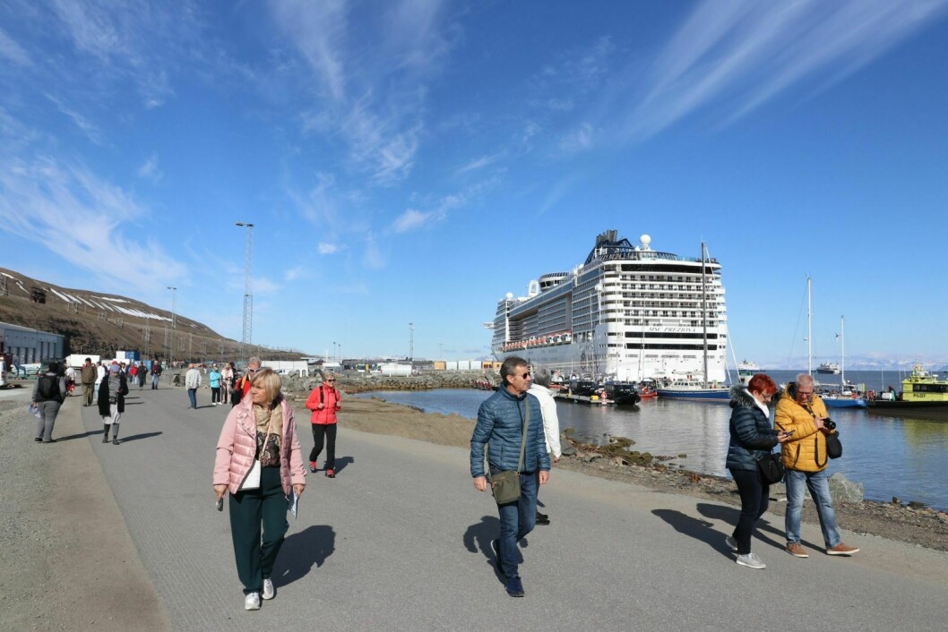 CRUISESKIP: Regjeringen varsler at de vil vurdere å innføre begrensninger for cruiseturismen. Bildet er fra sankthanshelgen i år, da over 5.000 cruiseturister besøkte Longyearbyen samtidig.
