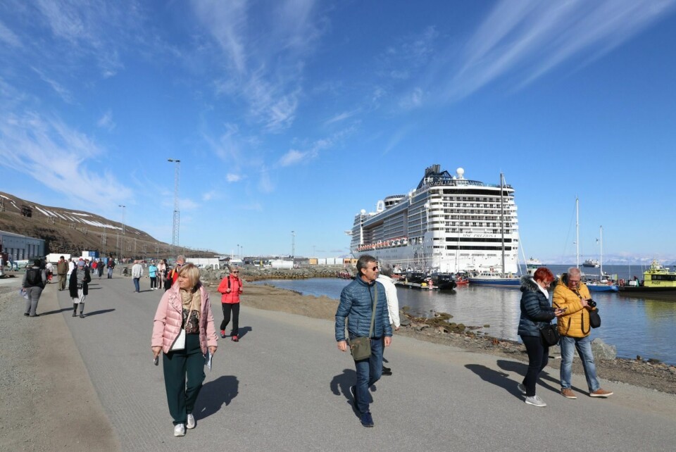 CRUISESKIP: Regjeringen varsler at de vil vurdere å innføre begrensninger for cruiseturismen. Bildet er fra sankthanshelgen i år, da over 5.000 cruiseturister besøkte Longyearbyen samtidig. CRUISESKIP: Regjeringen varsler at de vil vurdere å innføre begrensninger for cruiseturismen. Bildet er fra sankthanshelgen i år, da over 5.000 cruiseturister besøkte Longyearbyen samtidig.