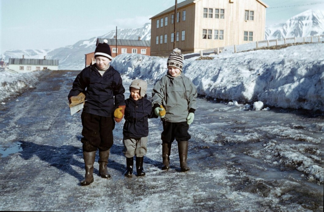 Barna Bernt, Eirik og Sylvi Tollefsen er ute og går cirka 1960.