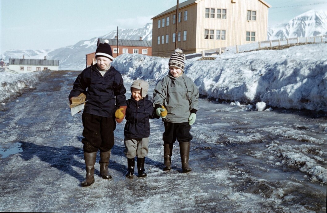Barna Bernt, Eirik og Sylvi Tollefsen er ute og går cirka 1960. Barna Bernt, Eirik og Sylvi Tollefsen er ute og går cirka 1960.