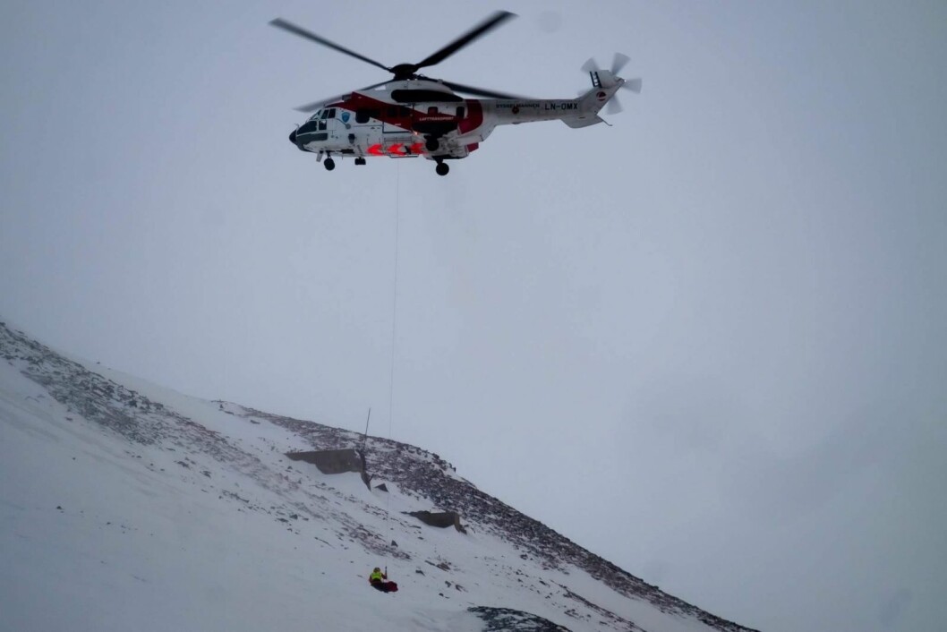En person ble hentet ned fra Sukkertoppen med helikopter søndag kveld. En person ble hentet ned fra Sukkertoppen med helikopter søndag kveld.