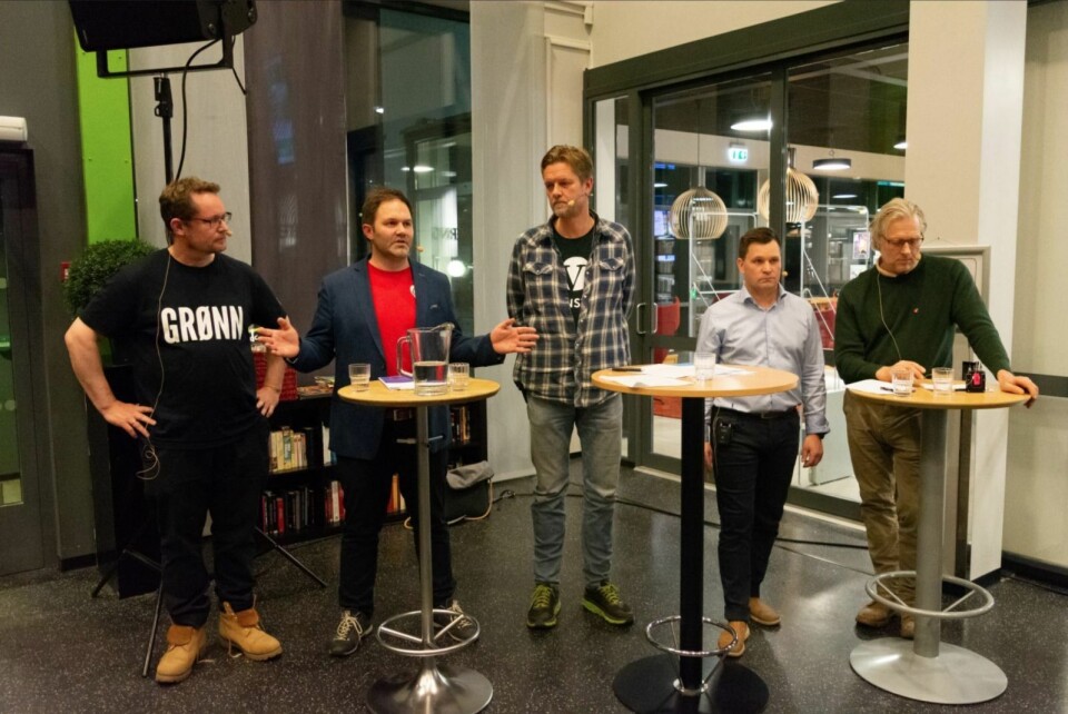 Arbeiderpartiet har inngått en samarbeidsavtale med Høyre og Fremskrittspartiet for å få beholde lokalstyreleder Arild Olsen, nummer to fra Venstre. Rett før valget arrangerte Svalbardposten valgdebatt i Rabalder kafé. Fra venstre Pål Berg (MDG) Arild Olsen (Ap), Terje Aunevik (V), Stein-Ove Johannessen (H) og Jørn Dybdahl (Frp). Arbeiderpartiet har inngått en samarbeidsavtale med Høyre og Fremskrittspartiet for å få beholde lokalstyreleder Arild Olsen, nummer to fra Venstre. Rett før valget arrangerte Svalbardposten valgdebatt i Rabalder kafé. Fra venstre Pål Berg (MDG) Arild Olsen (Ap), Terje Aunevik (V), Stein-Ove Johannessen (H) og Jørn Dybdahl (Frp).
