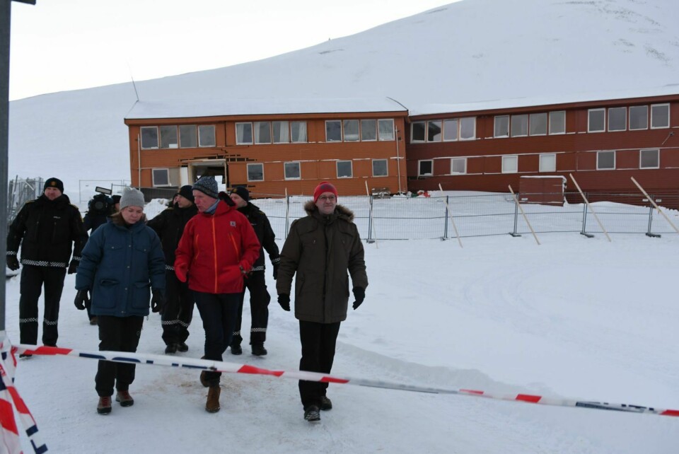 En delegasjon på befaring i Lia etter skredet. Lengst til høyre, Knut Hoseth, fungerende regionsjef i NVE, region nord og direktør i NVE, Per Sanderud (rød jakke).