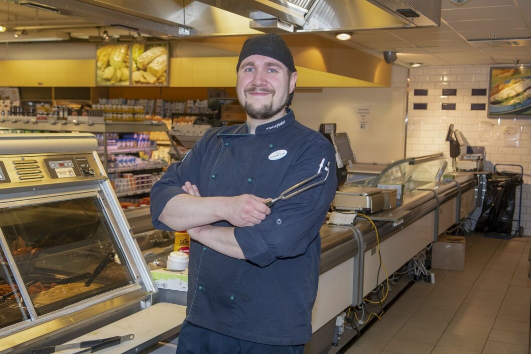 Alexander Flygel stortrives med jobben i ferskvaredisken på Svalbardbutikken.– Jeg treffer mye folk og får stort sett nye utfordringer hver dag. Alexander Flygel stortrives med jobben i ferskvaredisken på Svalbardbutikken.– Jeg treffer mye folk og får stort sett nye utfordringer hver dag.