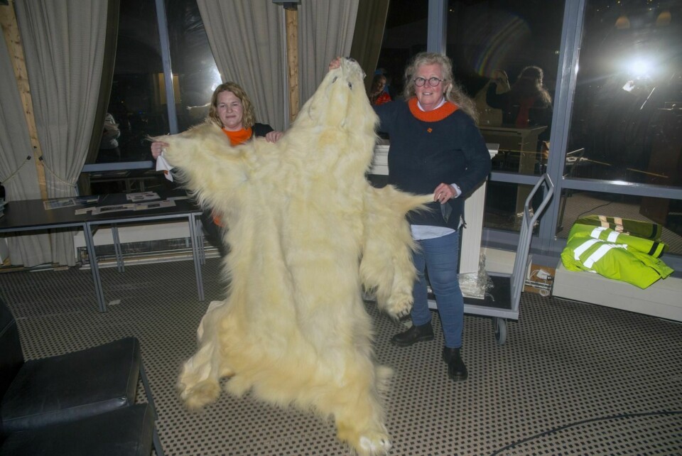 Trine Berntsen (t.v.) og Kristin Furu Grøtting med isbjørnskinnet som ble solgt for 80.000 kroner.