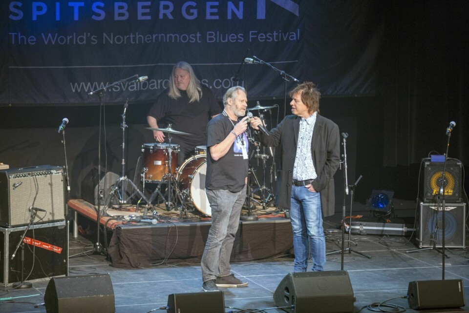 Robert Sætervik (t.h.) ledet åpningen av Dark Season Blues. Her intervjuer han Øyvind Rønning, musikkjournalist i Dagbladet.