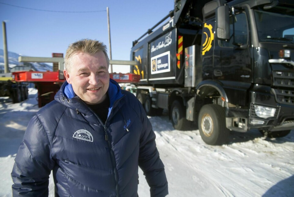 LNS Spitsbergen og administrerende direktør Frank Jakobsen fikk problemer, da det viste seg svært vanskelig å få opp en girkasse til den største kullbilen kjapt. Jakobsen etterlyser en bedre måte å organisere flyfrakt til Svalbard.