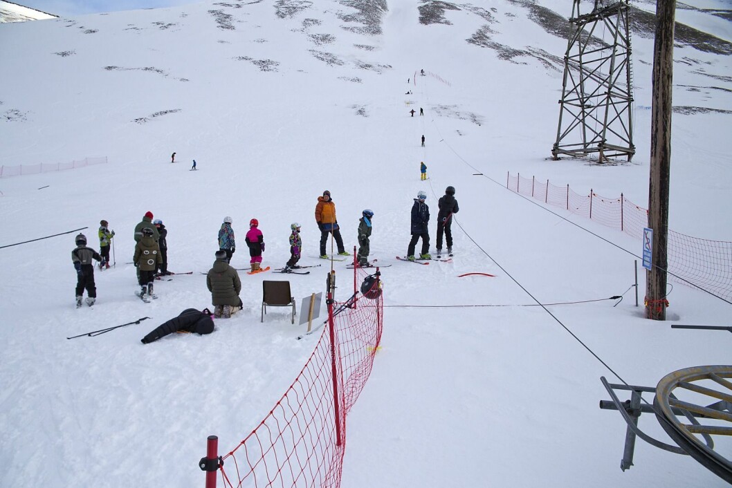 Taubanebukken oppe til høyre i bildet er usikker, og en av grunnene til at skitrekket har stått stille i år. Lokalstyret jobber med å flytte anlegget, men dette har tatt lengre tid enn først antatt. Taubanebukken oppe til høyre i bildet er usikker, og en av grunnene til at skitrekket har stått stille i år. Lokalstyret jobber med å flytte anlegget, men dette har tatt lengre tid enn først antatt.