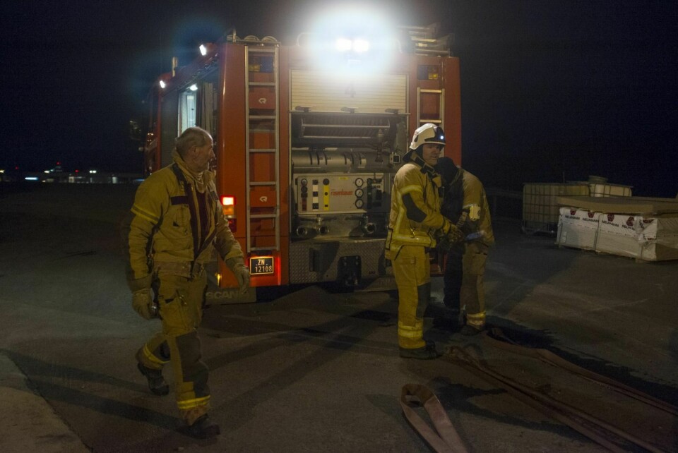 Brannvesenet har øvelse hver torsdag,når det er vaktskifte. Her brannkonstabel Nils EIlertsen (t.v.) og brannsjef Jan Olav Sæter.
