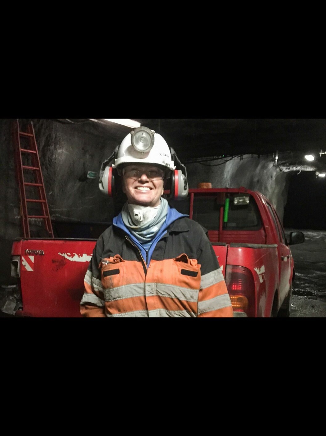 Ravlo på besøk i Svea-gruva, ikke så lenge etter hun flyttet til Longyearbyen. Ravlo på besøk i Svea-gruva, ikke så lenge etter hun flyttet til Longyearbyen.