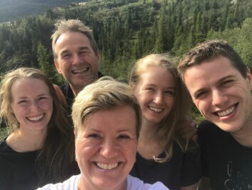 Wenche Ravlo har bodd i Longyearbyen uten familien. I februar flytter hun ned igjen til østlandet og en jobb i treindustrien, og til familien. Fra venstre Ingelin, Terje Olsen («kaillen»), Anneli og Erlend, alle Ravlo. Wenche Ravlo har bodd i Longyearbyen uten familien. I februar flytter hun ned igjen til østlandet og en jobb i treindustrien, og til familien. Fra venstre Ingelin, Terje Olsen («kaillen»), Anneli og Erlend, alle Ravlo.