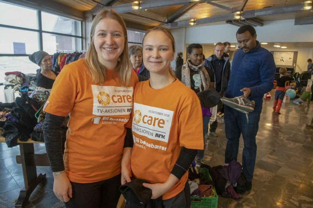 Unisstudentene Nikola Ihn (24) til venstre og Sari Elena Døtterer (22) var glade medhjelpere på helgens loppemarked.