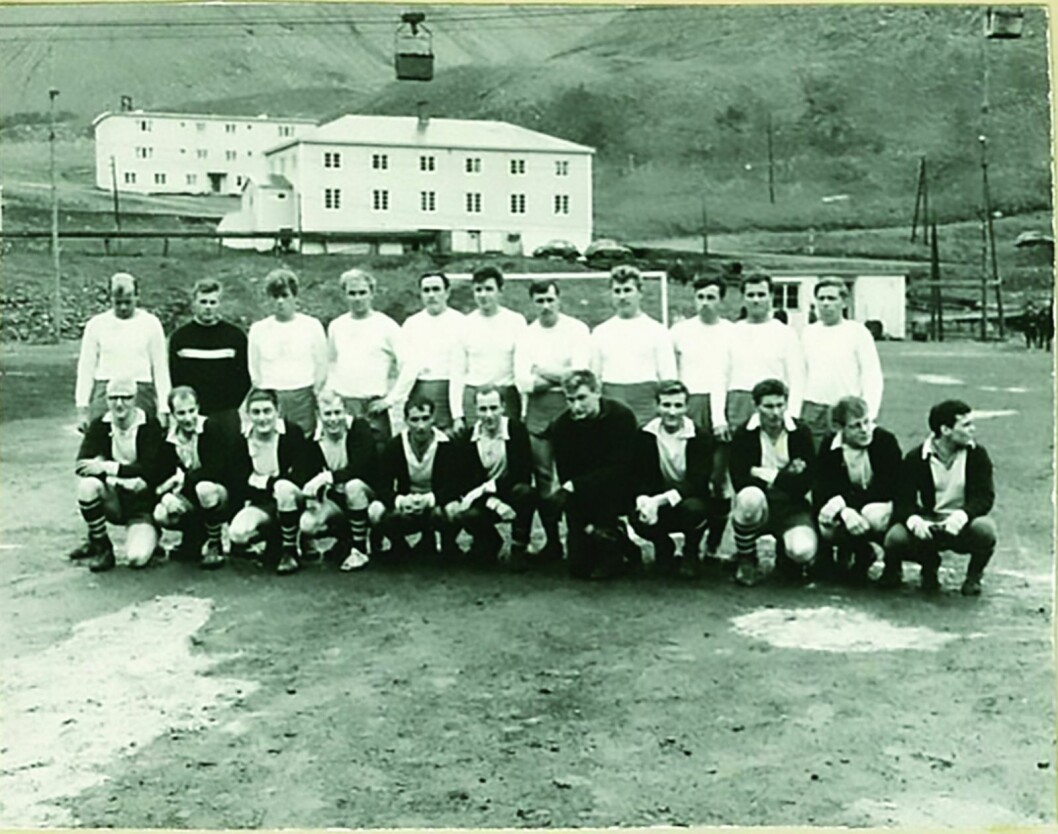 To fulle fotballag, og sannsynligvis før eller etter en sunn kappestrid mellom russere og nordmenn på 1960-tallet. To fulle fotballag, og sannsynligvis før eller etter en sunn kappestrid mellom russere og nordmenn på 1960-tallet.