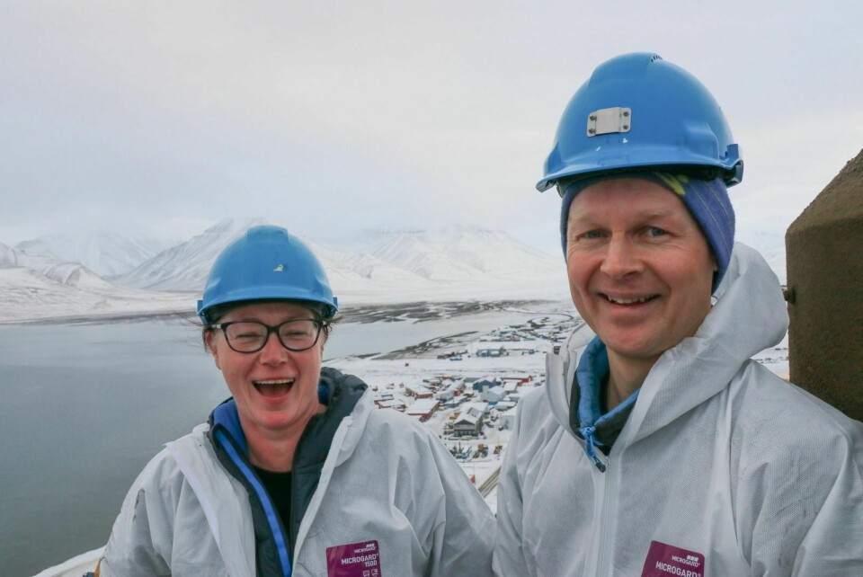 PÅ TOPPEN: Som Svalbardpostens utsendte reporter (t.h.) må jeg tåle mye. Her har jeg fått høy hatt, men er ikke høy i hatten. Katrin Haram gleder seg på mine vegne, tror jeg. –Du må skrive om at du klarte det, mener hun.