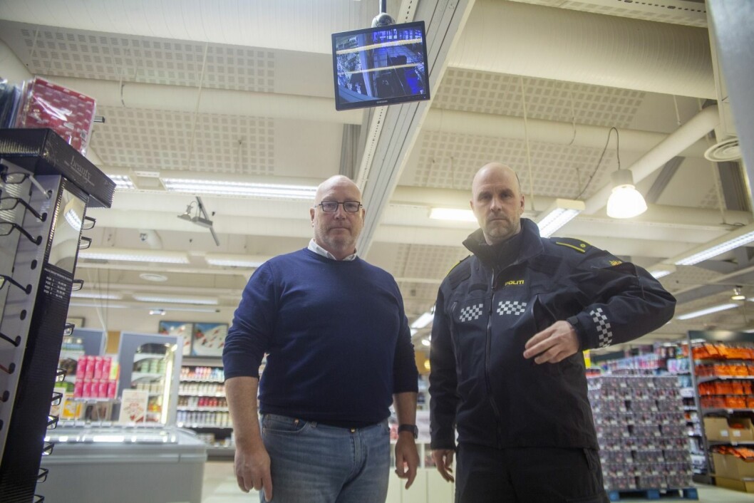 Administrerende direktør i Coop Svalbard, Ronny Strømnes, anmelder alle tyveri uansett størrelse. Og sysselmannsførstebetjent Anders Haugerud prioriterer alle slike saker, uansett størrelse. Her står de to under skjermen ved inngangen til butikken som viser folk at de blir fulgt med. Administrerende direktør i Coop Svalbard, Ronny Strømnes, anmelder alle tyveri uansett størrelse. Og sysselmannsførstebetjent Anders Haugerud prioriterer alle slike saker, uansett størrelse. Her står de to under skjermen ved inngangen til butikken som viser folk at de blir fulgt med.